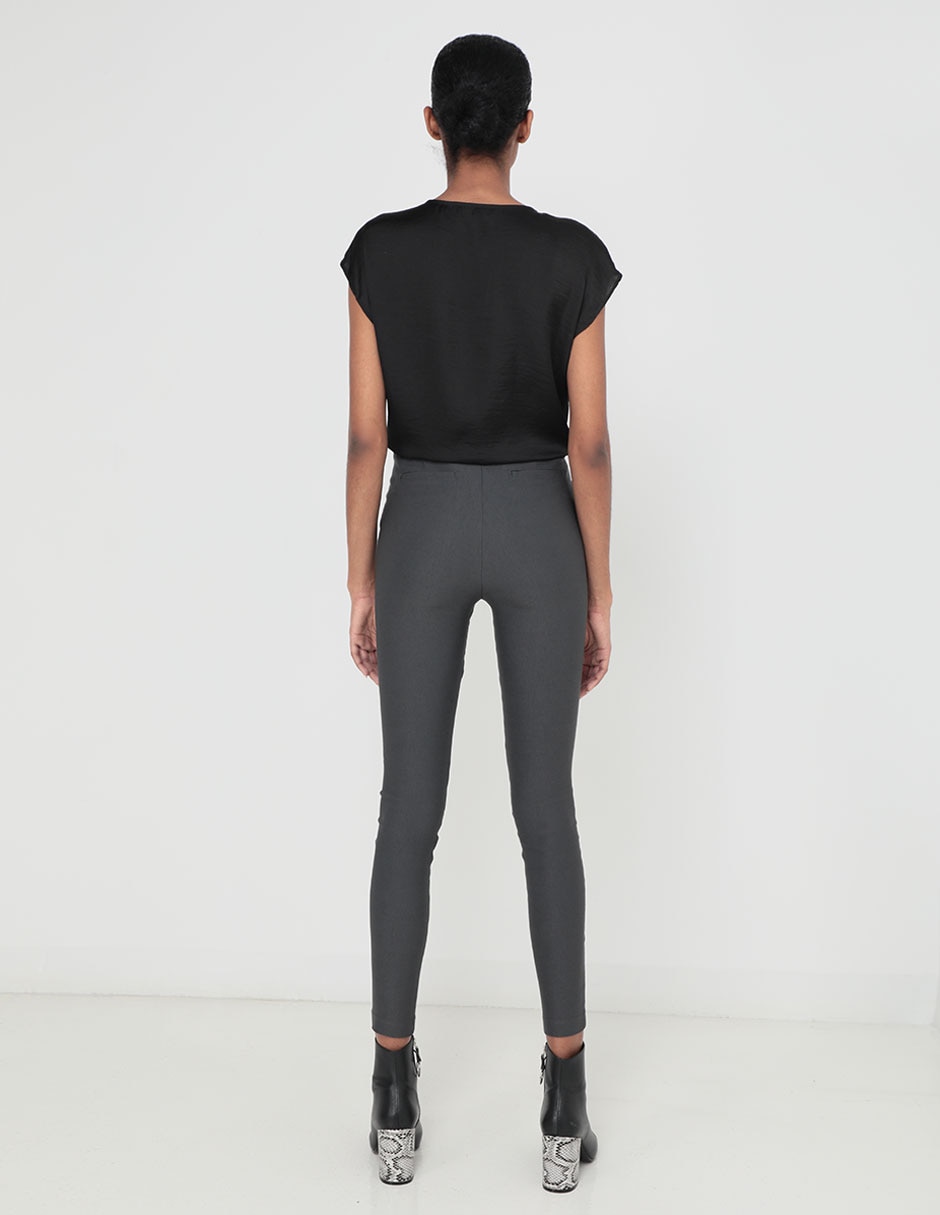 Gris obscuro