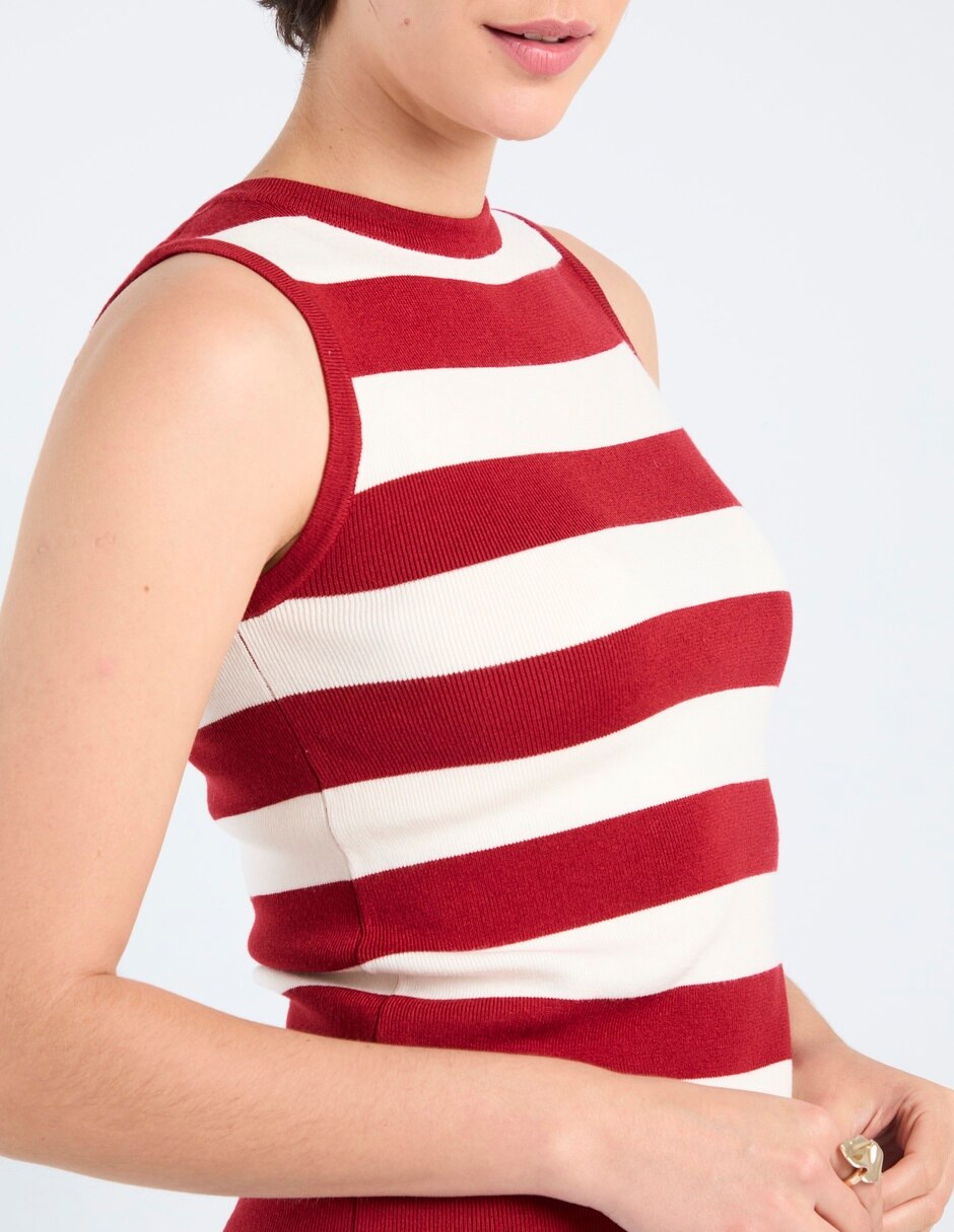 Top cuello redondo escote regular 5