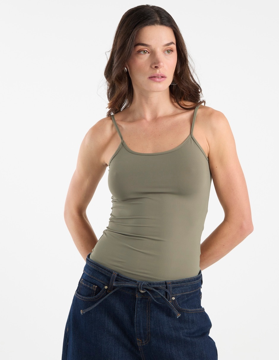 Top cuello redondo escote medio tirante delgado