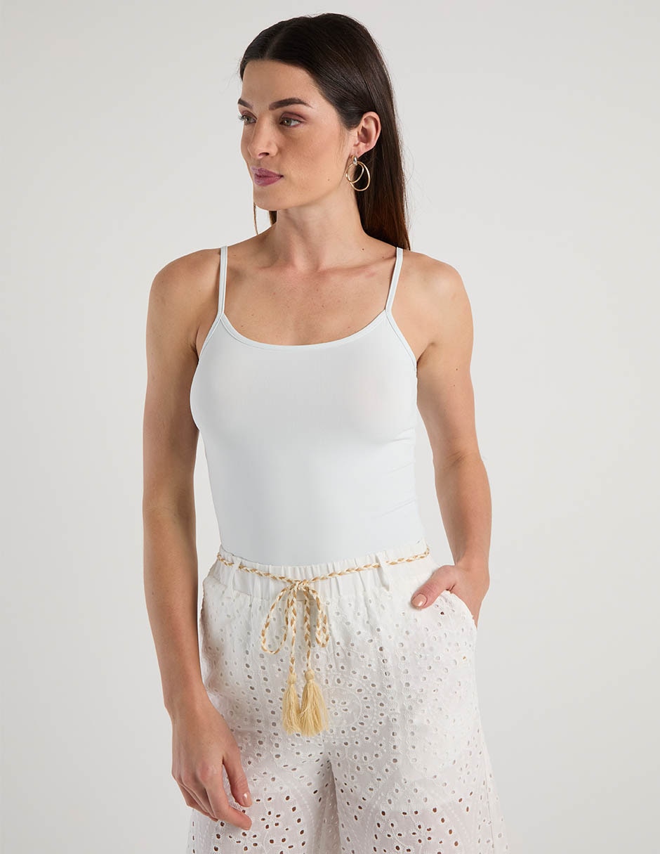 Top cuello redondo escote medio tirante delgado