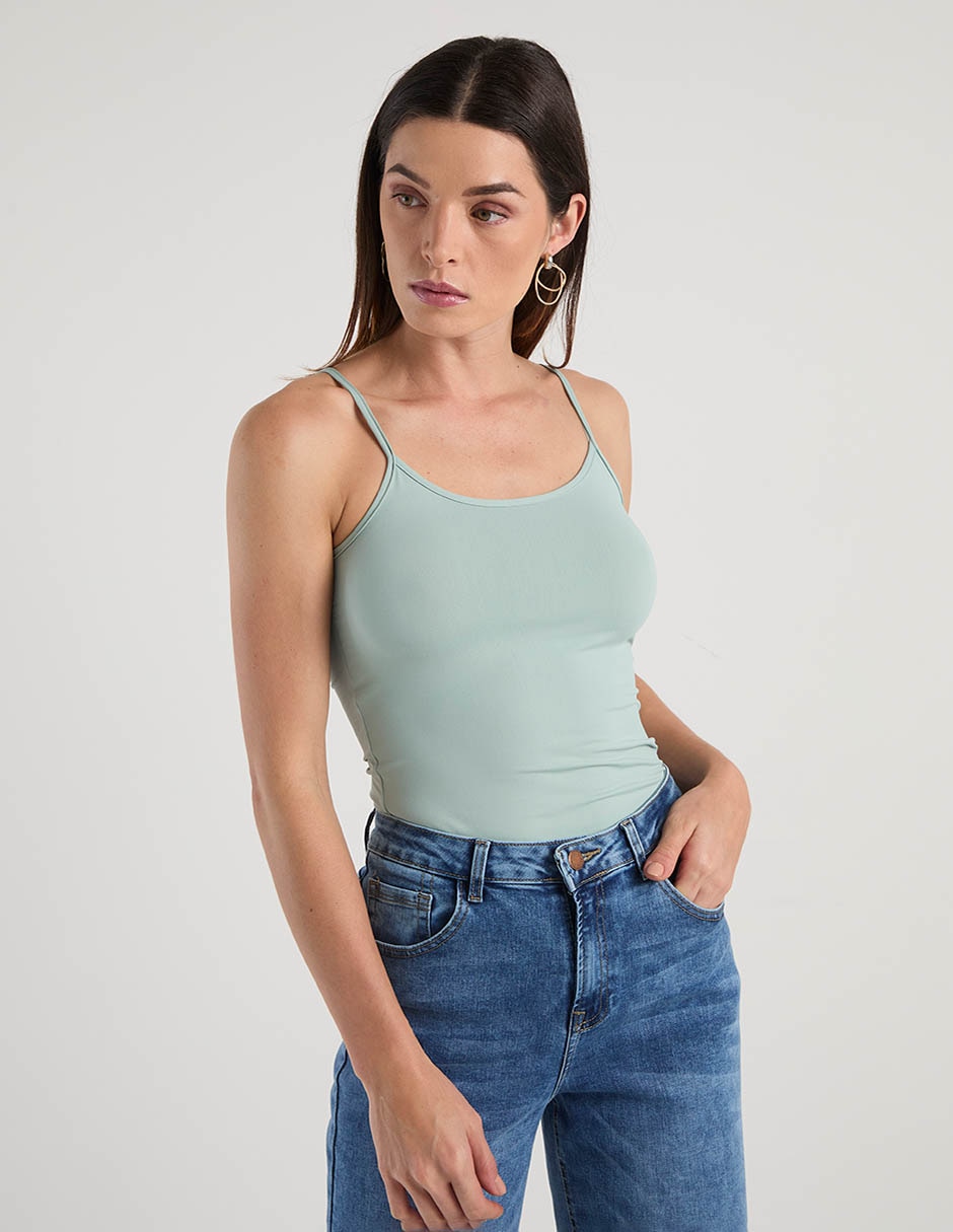 Top cuello redondo escote medio tirante delgado