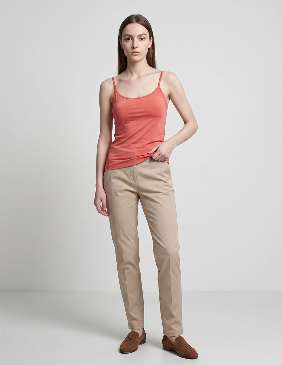Top cuello redondo escote medio tirante delgado