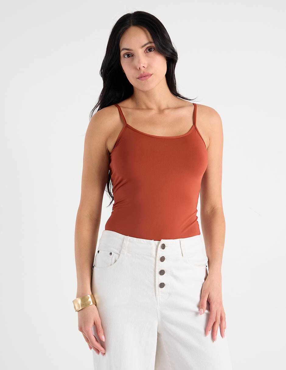 Top cuello redondo escote medio tirante delgado